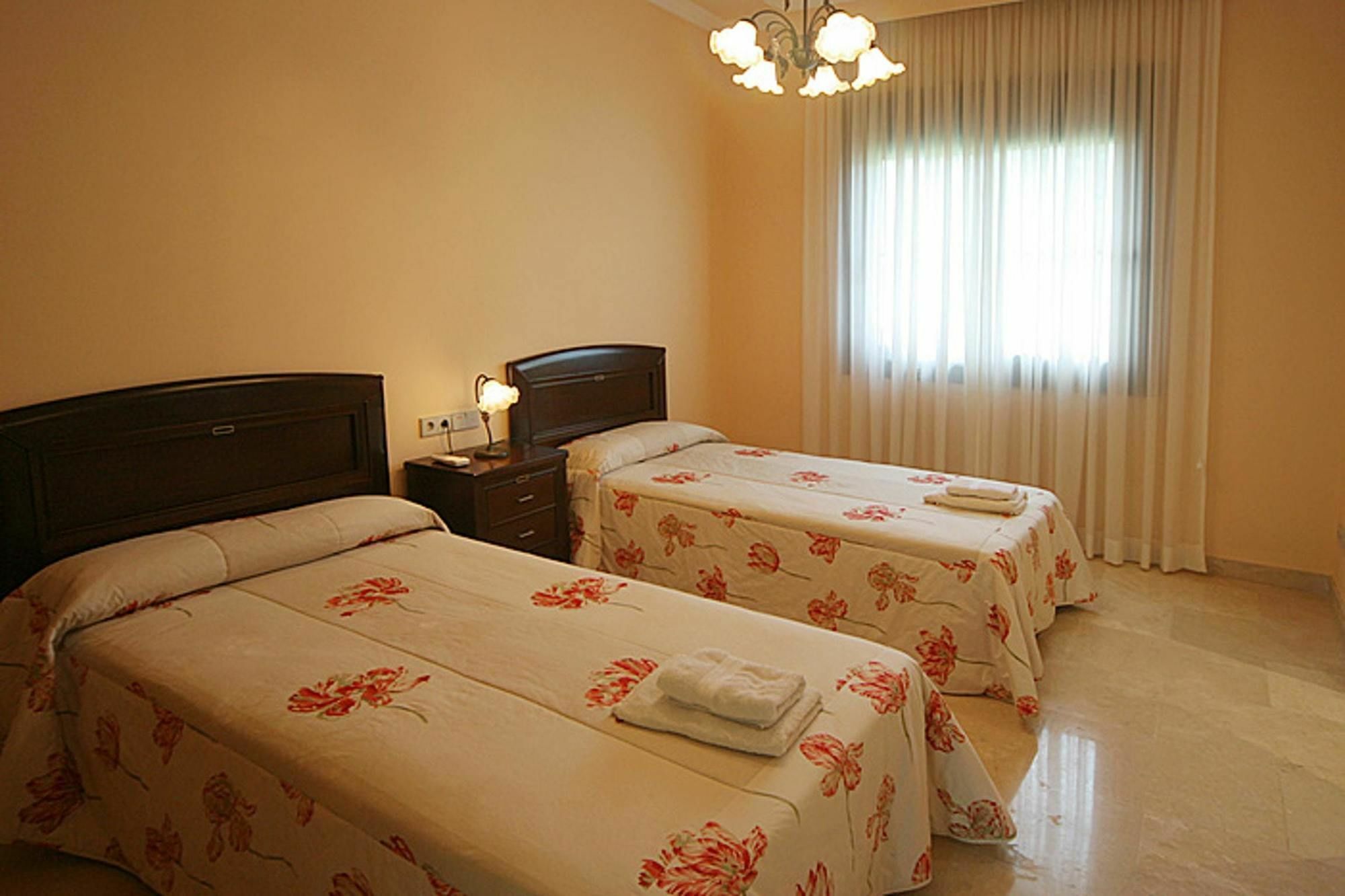 Villa With 4 Bedrooms In Las Lagunas De Mijas, With Wonderful Mountain Eksteriør billede